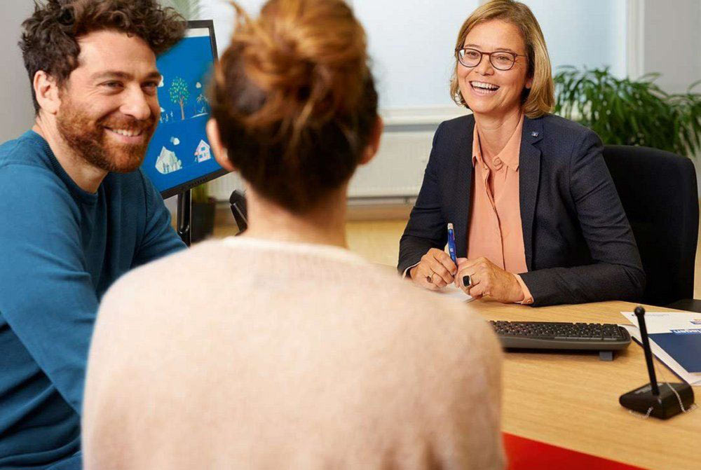 Ein junges Paar lässt sich in einer Filiale der Volksbanken Raiffeisenbanken zur Geldanlage beraten